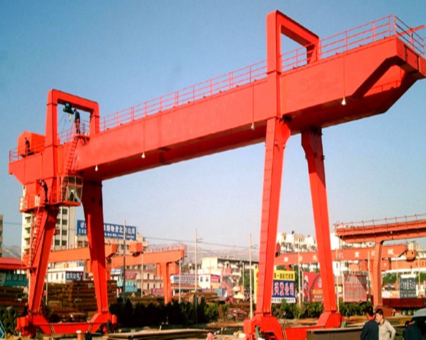 <strong>山东青岛卷扬龙门吊为什么更适合梁场重</strong>